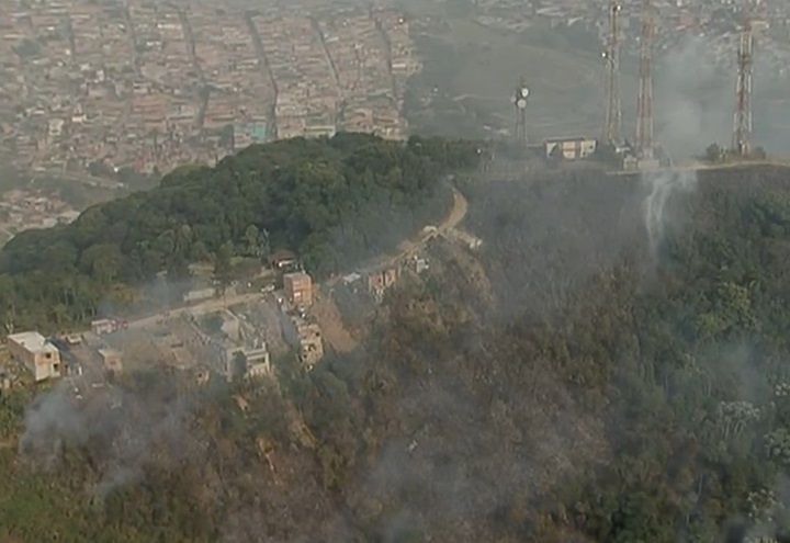 Incêndio se aproxima de comunidade em área de mata em Mauá (SP) 