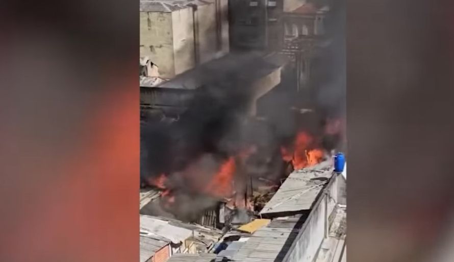 Moradias de dependentes químicos na região da cracolândia, centro de SP, foram atingidas por incêndio | Reprodução