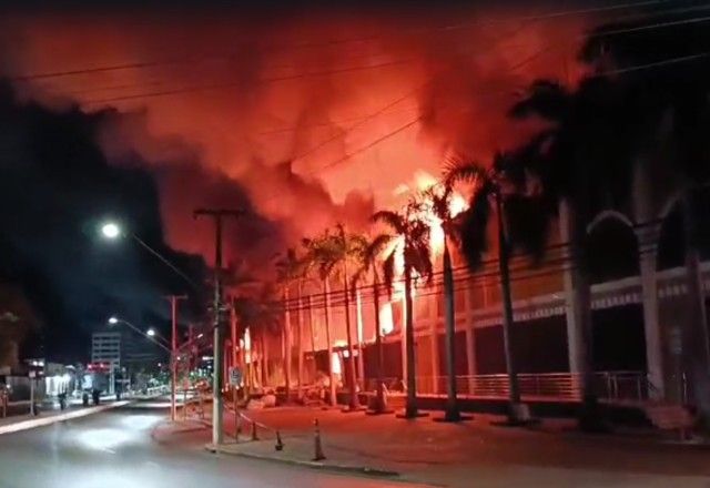 Incêndio começou na madrugada desta segunda-feira (15) e ainda não foi controlado | Reprodução