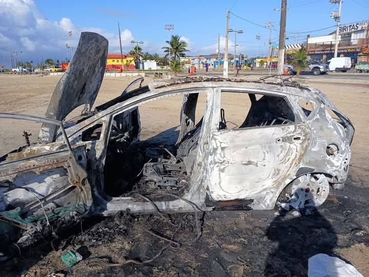 Motorista é agredida e tem carro incendiado após atropelar grupo no litoral de SP
