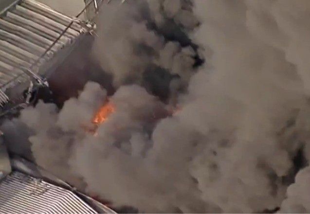Incêndio de grandes proporções atinge galpão em SP