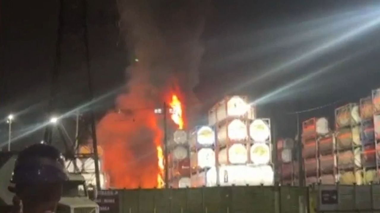Incêndio em depósito de containers na cidade de Cubatão, litoral de São Paulo | Reprodução SBT