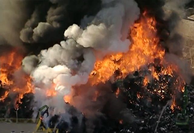 Incêndio atinge depósito de material reciclável na zona leste de SP