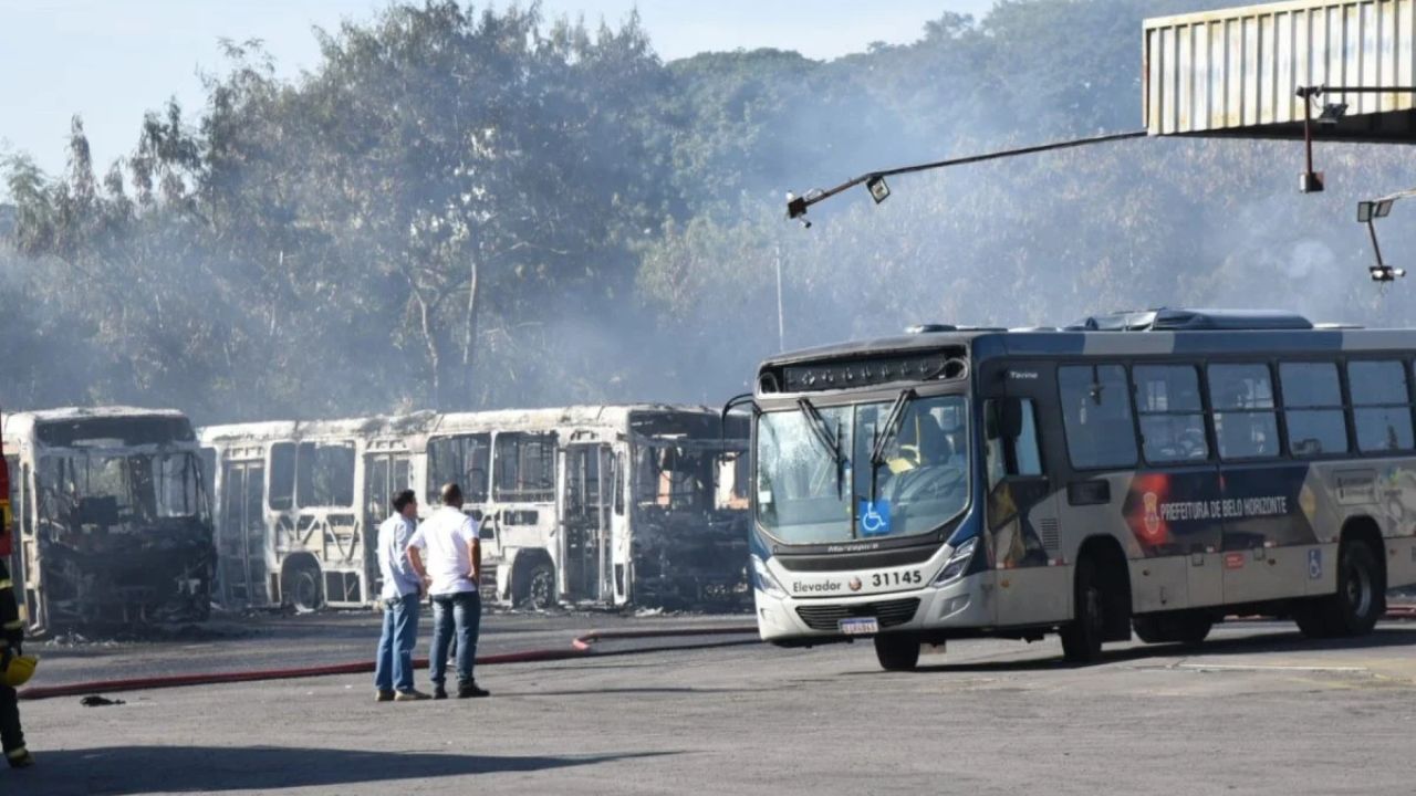 Incêndio atinge garagem e destrói 27 ônibus em BH | Reprodução Gladyston Rodrigues/EM/DA. Press