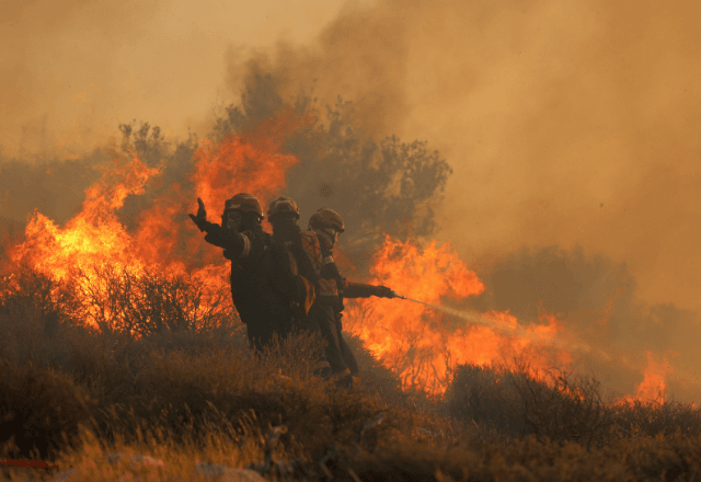 Incêndio na ilha de Creta 3/7/2025 REUTERS/Stefanos Rapanis