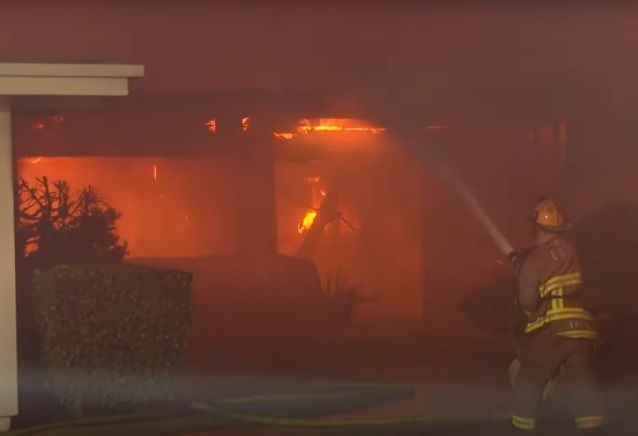 Incêndio florestal e ventos acima de 160 km/h ameaçam casas em Los Angeles
