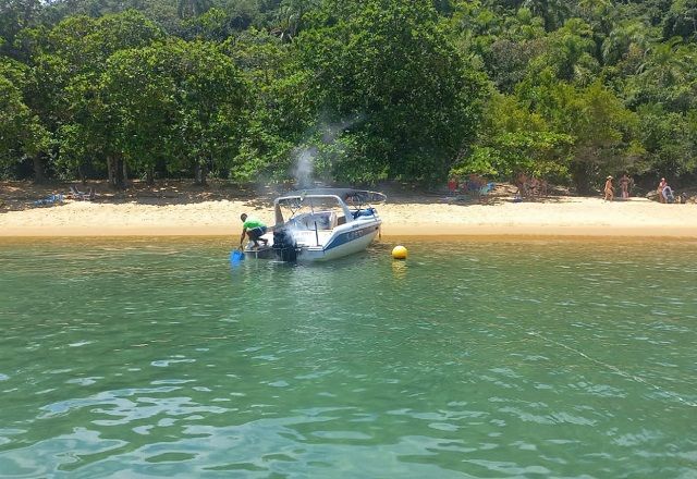 Fumaça branca saindo do motor de lancha que pegou fogo (Divulgação/SSP-SP)