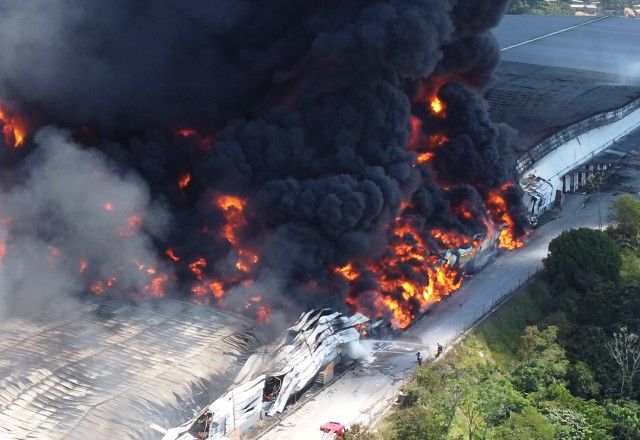 Incêndio de grandes proporções atinge galpão de montadora em Manaus