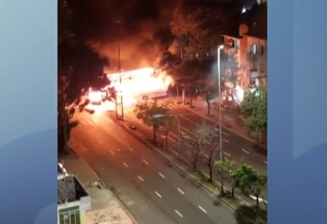 Protesto ocorreu a cerca de 250 metros do Palácio da Polícia | Reprodução