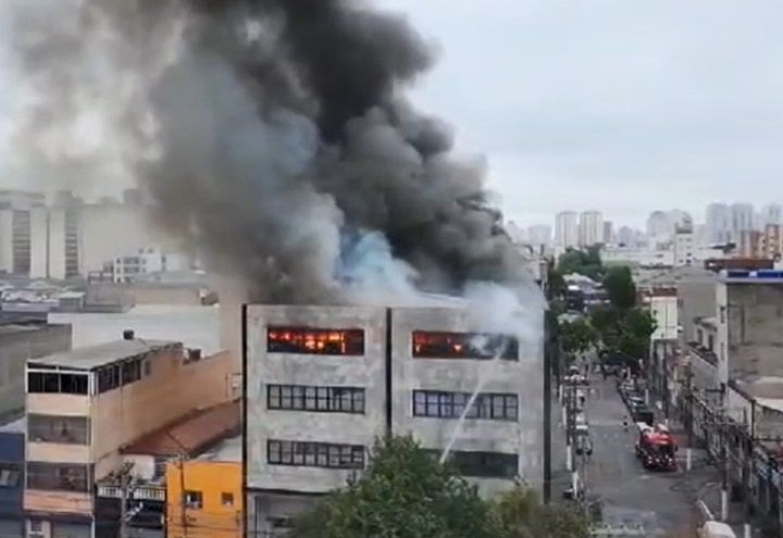Incêndio destrói parte de prédio comercial no Brás, em São Paulo