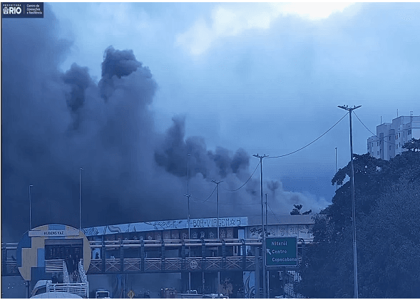 Incêncio na Rua da Regeneração, na altura da Avenida Brasil, no RJ | Reprodução COR-Rio