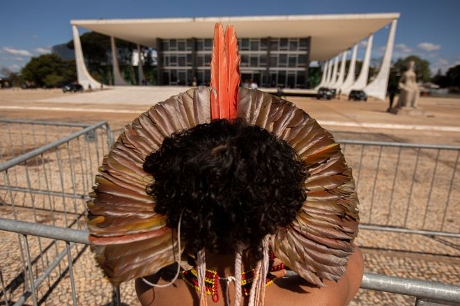 Indígena durante manifestação contra o marco temporal em frente ao STF | Joédson Alves/Agência Brasil