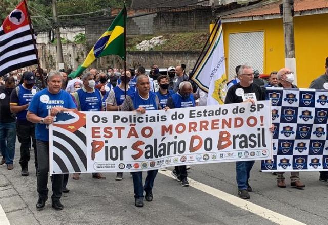 integrantes da manifestação rumo ao Palácio dos Bandeirantes