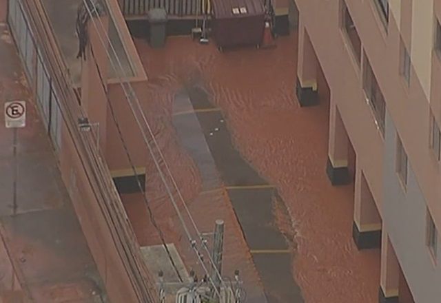 Adutora rompe e inunda ruas e prédios de Osasco (SP)