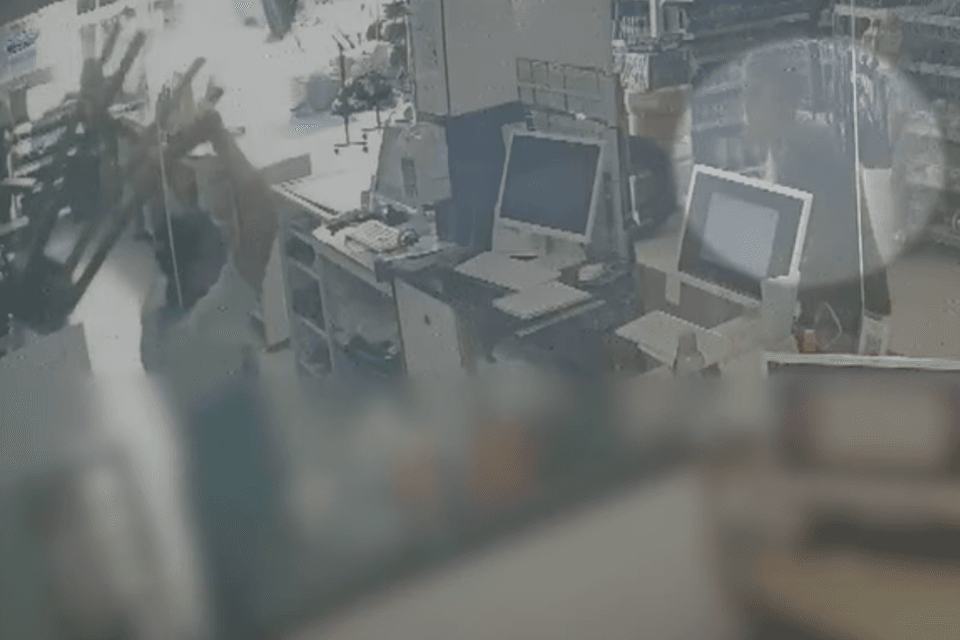 Marido invade local de trabalho da companheira e colega dela reage