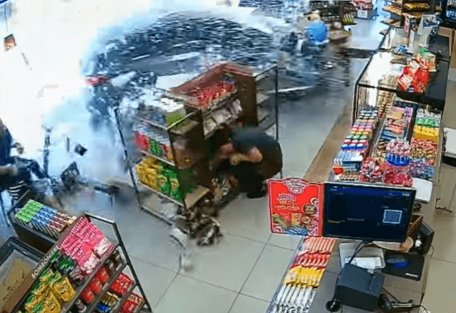 Carro invade loja de conveniência e deixa funcionária ferida em São Paulo Carro invade loja de conveniência e deixa funcionária ferida em São Paulo
