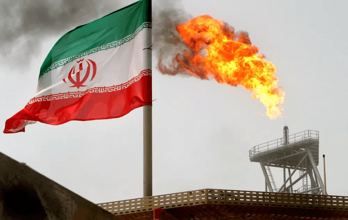 Bandeira do Irã à frente de usina petrolífera | Raheb Homavandi//Reuters