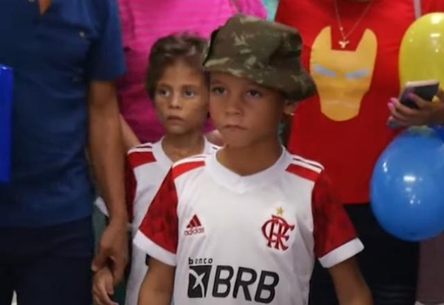 irmãos saindo do hospital