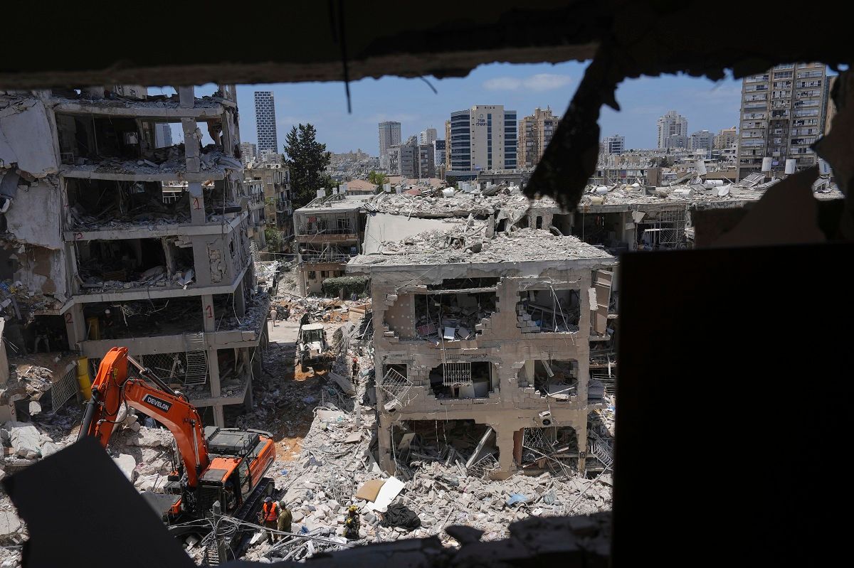 Prédios residenciais foram atingidos por mísseis iranianos em Bat Yam, região central de Israel. |Ariel Schalit/AP