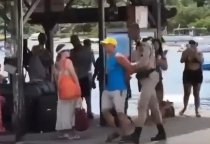 Israelense comete racismo e tenta “comprar” policiais ao ser preso 
