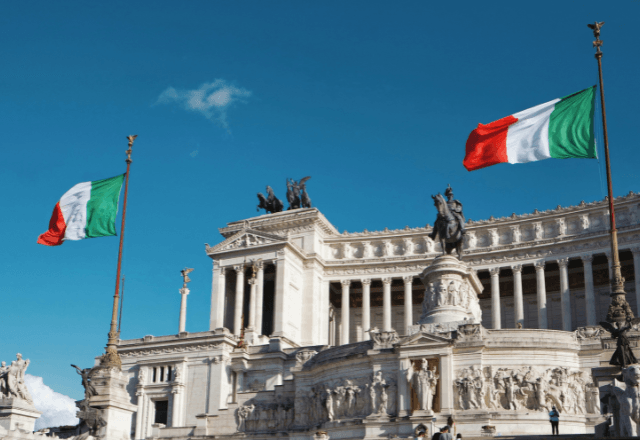 Bandeiras da Itália em Roma | Reprodução/Unsplash