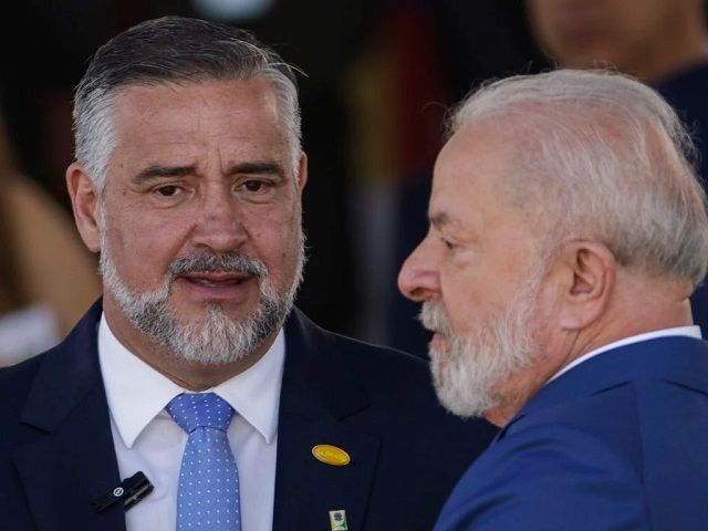 Luiz Inácio Lula da Silva com ministro Paulo Pimenta | Foto: Joédson Alves/Agência Brasil