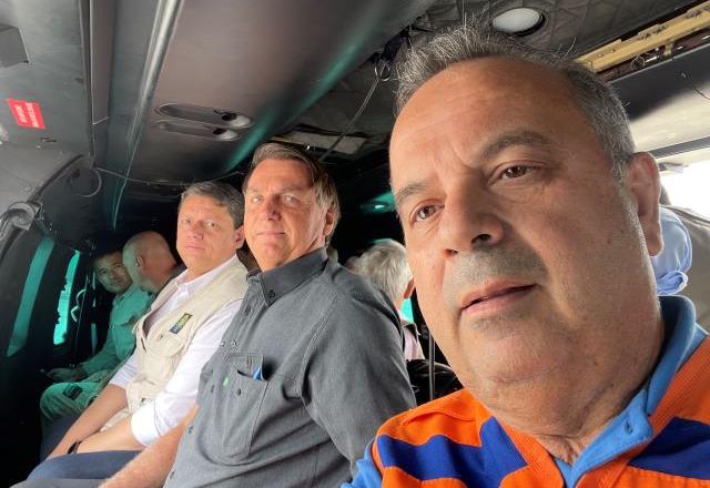 Bolsonaro sobrevoa áreas afetadas pelas chuvas em SP, confira o vídeo Bolsonaro sobrevoa áreas afetadas pelas chuvas em SP, confira o vídeo