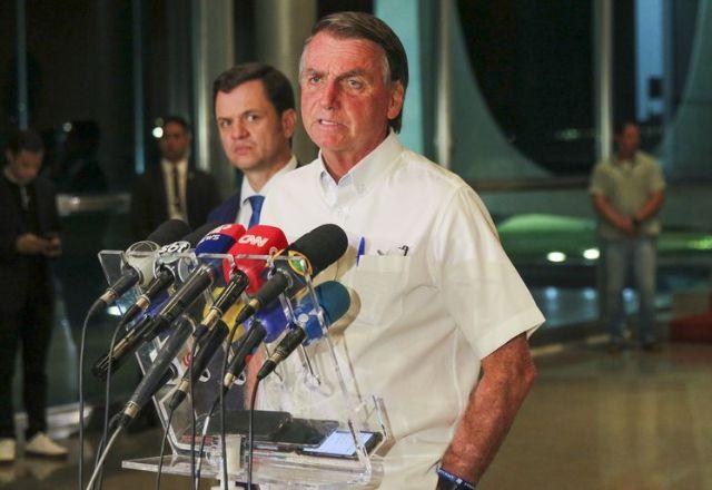 jair bolsonaro fala em púlpito
