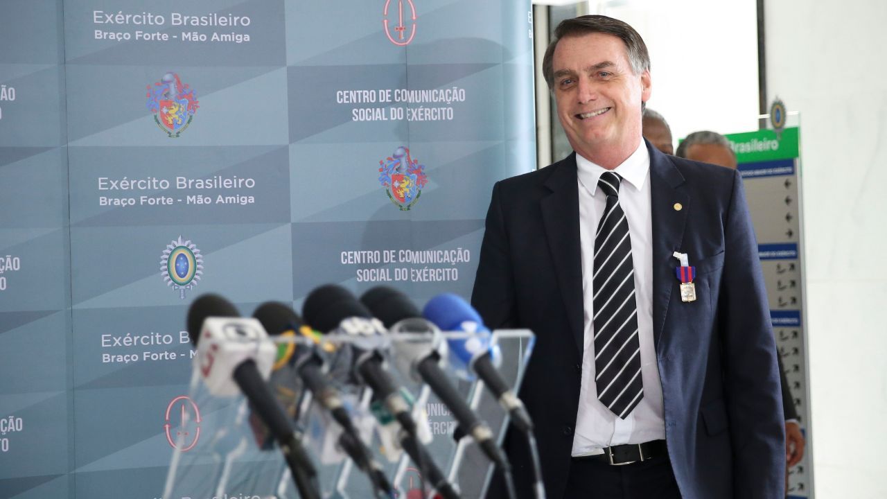 Bolsonaro usa medalhas para evitar expulsão do Exército