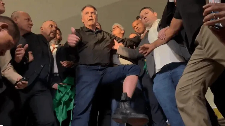O ex-presidente Jair Bolsonaro mostra tornozeleira ao sair da Câmara | Reprodução