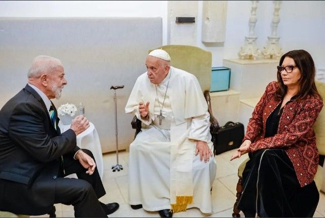 Lula e Janja em um dos encontros com o Papa Francisco. | Divulgação/Planalto