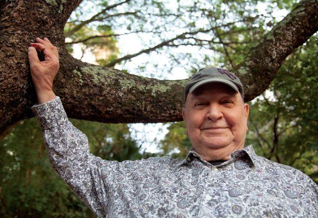 joão donato encostado em uma árvore
