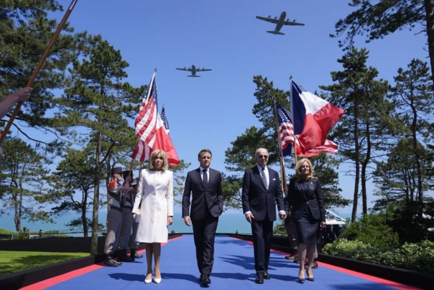 Presidente da França, Emmanuel Macron, presidente dos EUA, Joe Biden, e líderes mundians se reúnem na Normandia para celebrar 80 anos do Dia D| AP/Evan Vucci