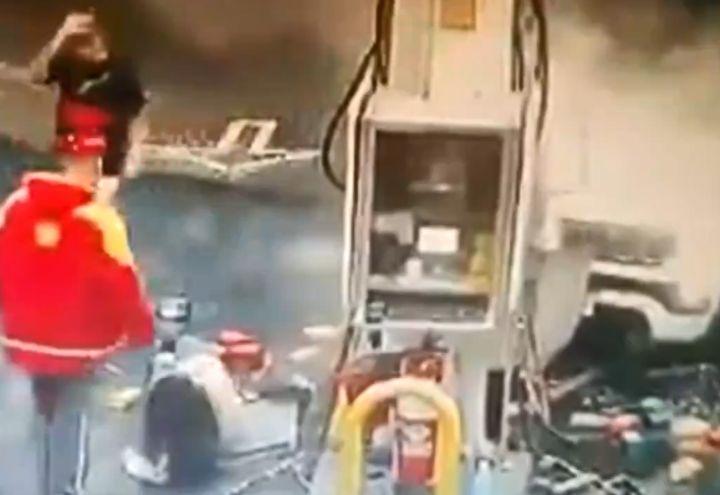 Jogador embriagado bate carro em bomba de posto de combustível Jogador embriagado bate carro em bomba de posto de combustível