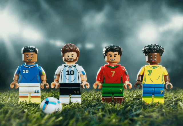 Kylian Mbappé, Lionel Messi, Cristiano Ronaldo e Vini Jr. em bonecos de Lego | Divulgação