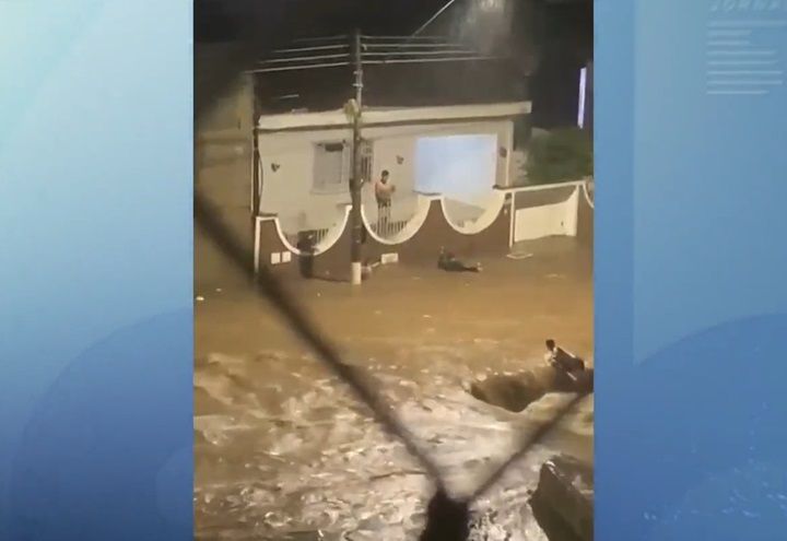 Jovem é arrastada por enxurrada durante temporal em Campinas (SP) 