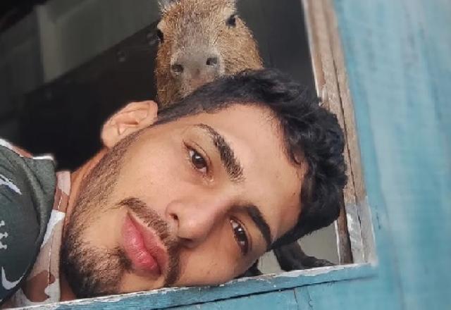 jovem e capivara