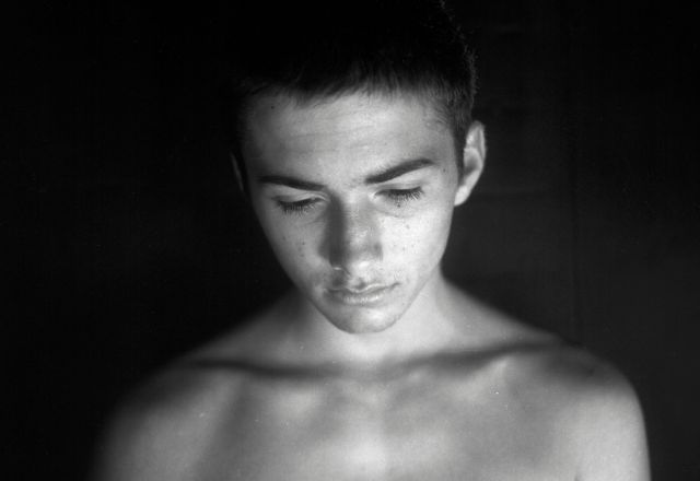 Menino em sofrimento. Foto: Lachlan Thompson/Unsplash