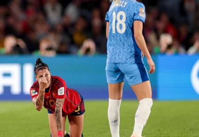 Atleta mostrou o dedo do meio para jogadora da Inglaterra em 2023 | Reprodução/Redes sociais