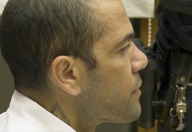 Ex-jogador Daniel Alves é convocado para tribunal em Barcelona