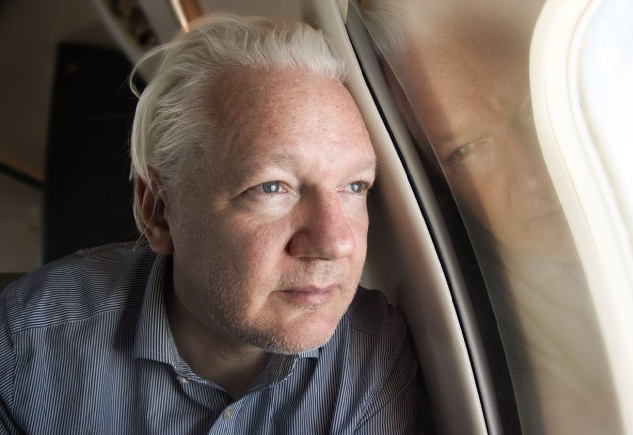 WikiLeaks posta foto de Julian Assange antes de assinar acordo com EUA WikiLeaks posta foto de Julian Assange antes de assinar acordo com EUA