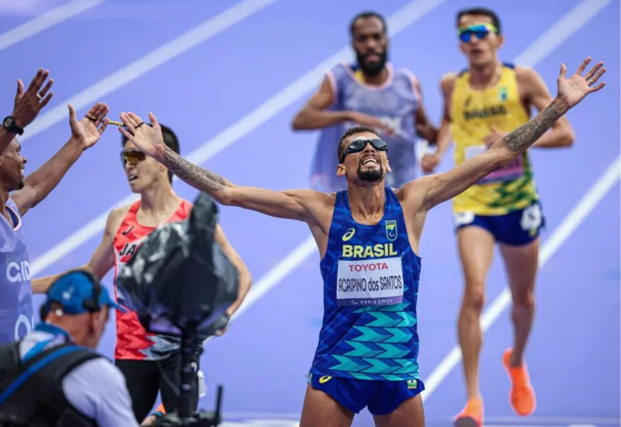 Julio César comemora vitória nos 5.000m nos Jogos Paralímpicos de Paris | Wander Roberto/CPB
