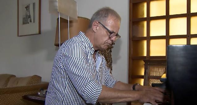 Ex-jogador do Corinthians supera surdez e se torna pianista aos 50 anos
