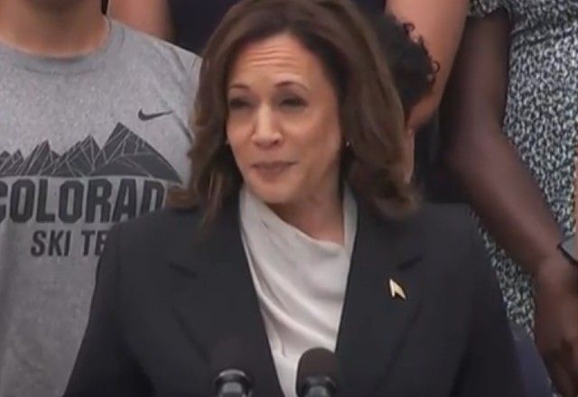 Joe Biden declarou apoio a Kamala Harris após desistir da corrida eleitoral no último domingo (21) | Reprodução/AP News