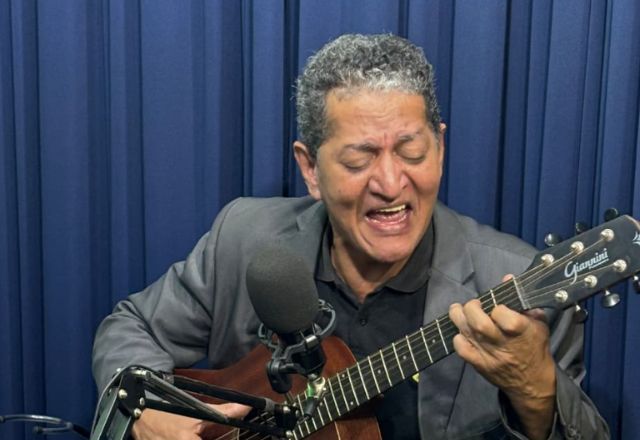 Kaquinho Big Dog cantando durante programa | Reprodução/Redes sociais