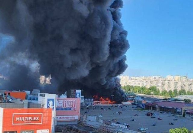 Hipermercado atingido por duas bombas aéreas em Kharkiv | Redes Sociais