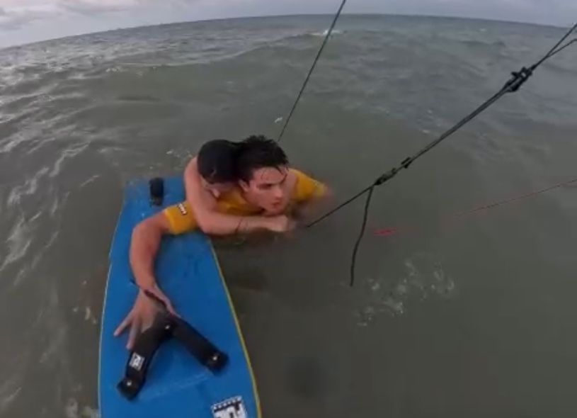 Atleta de kitesurfe resgata adolescente de afogamento em São Luís. | Reprodução/Redes Sociais