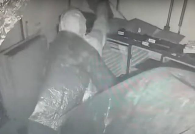 ladrão roubando a joalheria