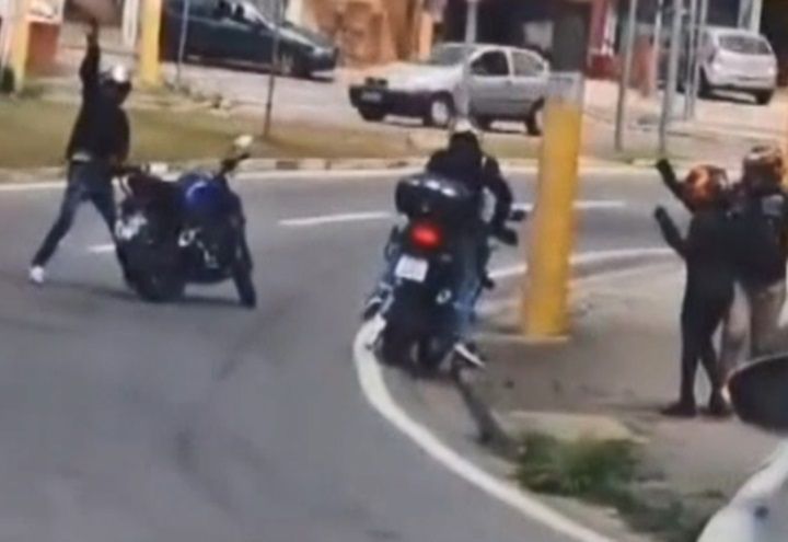 VÍDEO: Ladrões atacam casal de moto e criminoso atira para o alto
