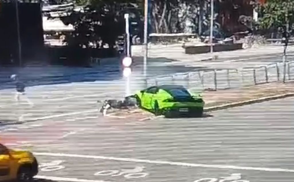 Motorista joga Lamborghini em cima de moto de assaltante. | Reprodução